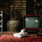 Antenna TV da interno amplificata, modello moderno, ideale per migliorare la ricezione dei segnali.